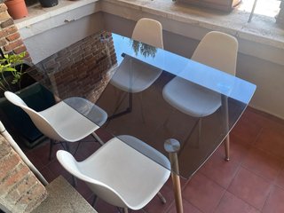 Mesa de cristal y 4 sillas blancas exterior