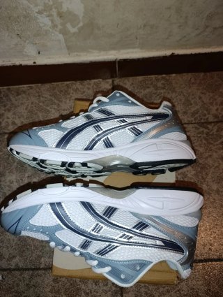 Zapatillas Asics plateadas y blancas