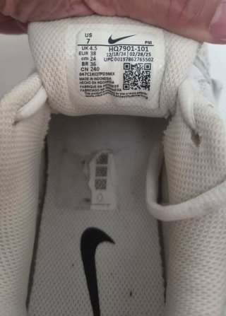 Tenis Nike plateados y blancos