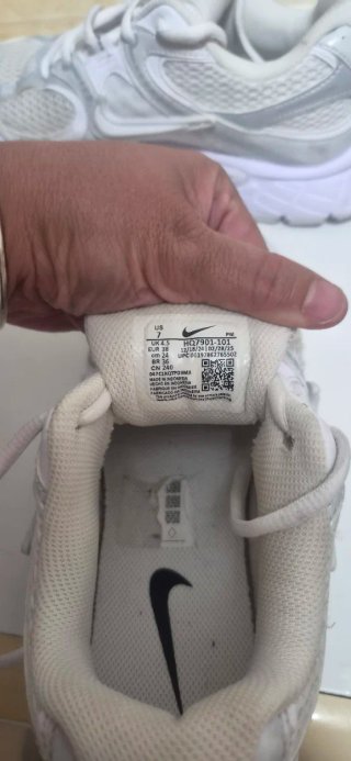 Tenis Nike plateados y blancos