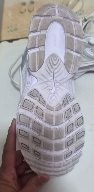 Tenis Nike plateados y blancos