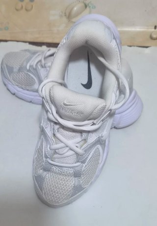 Tenis Nike plateados y blancos