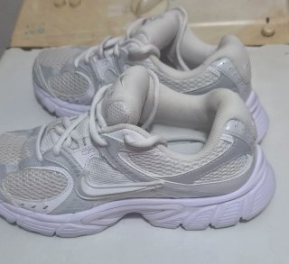 Tenis Nike plateados y blancos