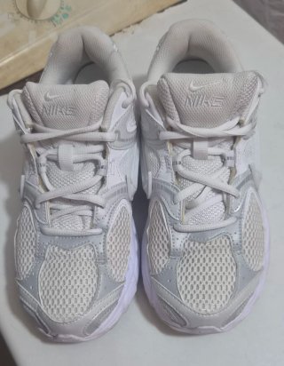Tenis Nike plateados y blancos