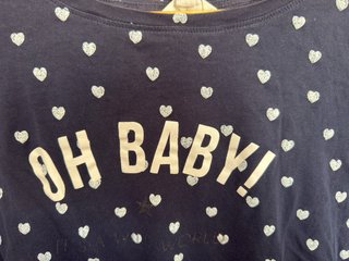 Camiseta azul marino con corazones