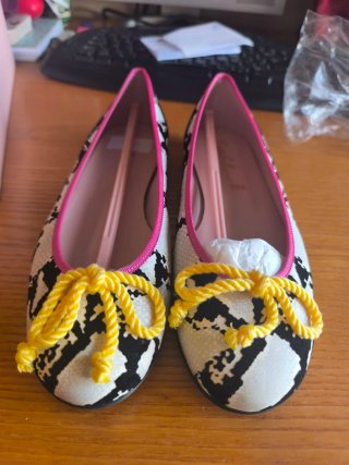Zapatos planos serpiente con lazo amarillo nuevos