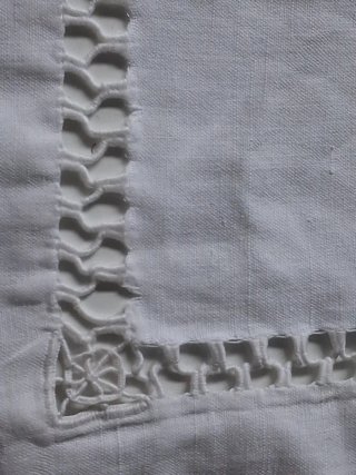 Centrotavola ricamato e intarsiato
