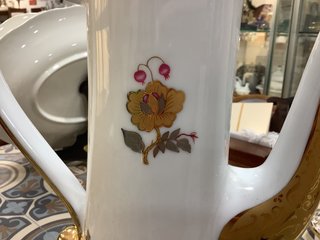 Tetera de porcelana Sneroll con oro