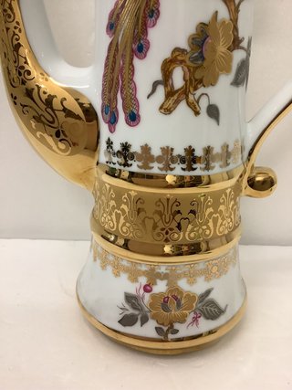 Tetera de porcelana Sneroll con oro