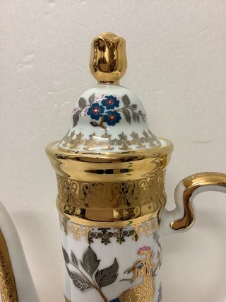 Tetera de porcelana Sneroll con oro