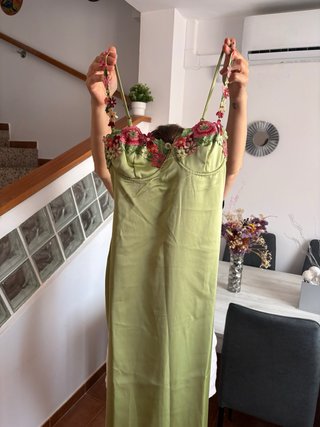Vestido verde con flores para graduación o evento