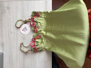 Vestido verde con flores para graduación o evento