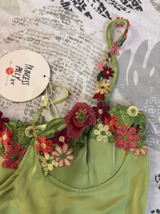 Vestido verde con flores para graduación o evento