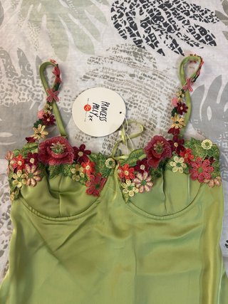 Vestido verde con flores para graduación o evento