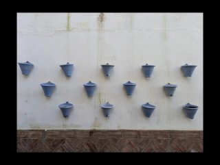 Macetas de barro azules