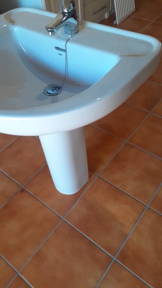 LAVABO DE BAÑO CON PIE Y GRIFO