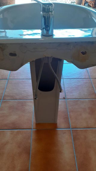 LAVABO DE BAÑO CON PIE Y GRIFO