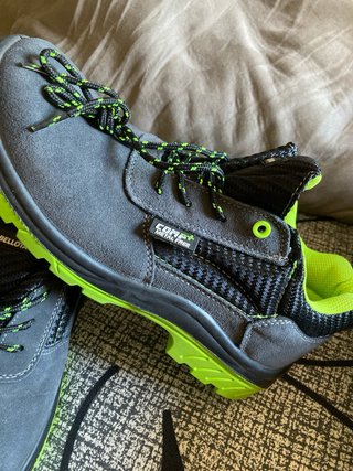 Zapatos de seguridad Bellota grises y verdes