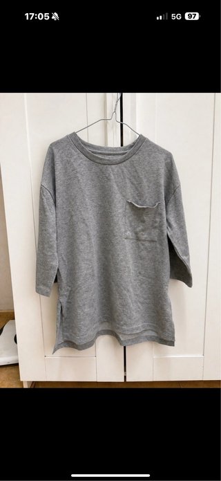 Sudadera gris con bolsillo