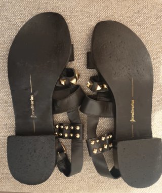 Sandalias Stradivarius negras y doradas T39