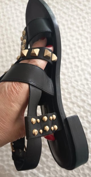 Sandalias Stradivarius negras y doradas T39