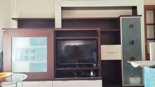 Mueble librería salón madera y cristal