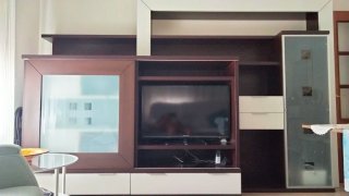 Mueble librería salón madera y cristal