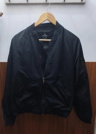 Chaqueta bomber Pull&Bear negra talla S