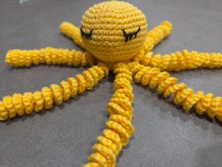 Pulpo crochet amarillo