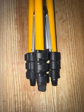 Trípode amarillo nuevo
