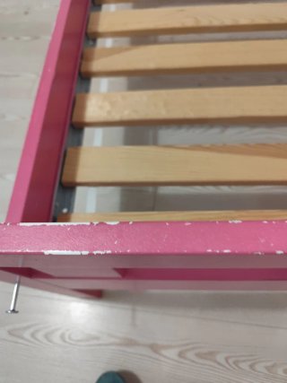 Cama infantil rosa con ovejas. Ikea.