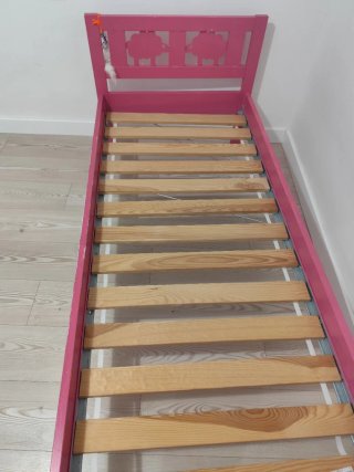 Cama infantil rosa con ovejas. Ikea.