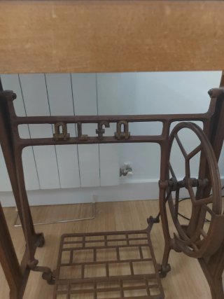 Mueble Máquina Coser Alfa Madera