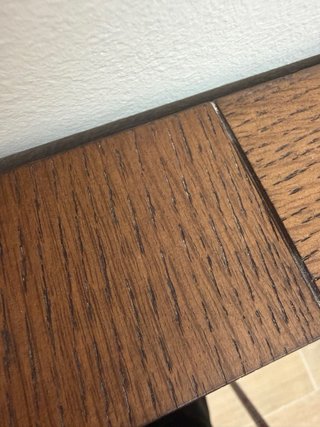 Mesa cuadrada de madera