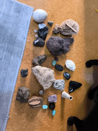 Figuras, piedras talladas a mano, y cuarzos
