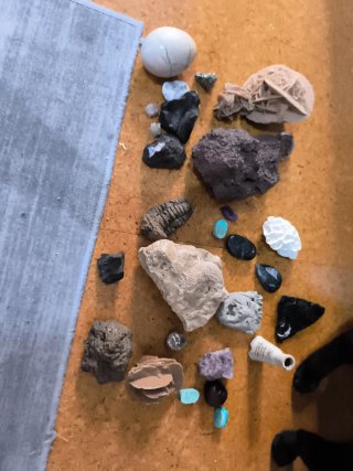 Figuras, piedras talladas a mano, y cuarzos