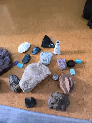 Figuras, piedras talladas a mano, y cuarzos