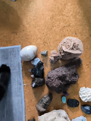 Figuras, piedras talladas a mano, y cuarzos
