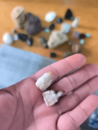 Figuras, piedras talladas a mano, y cuarzos