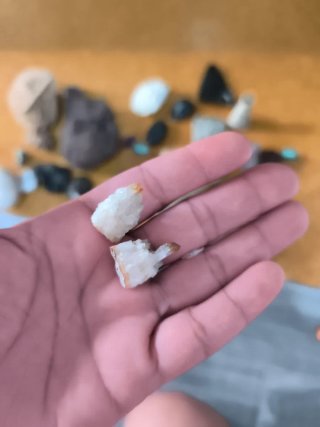 Figuras, piedras talladas a mano, y cuarzos