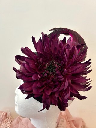 Tocado de boda morado y negro sin estrenar