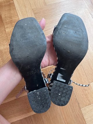 Sandalias de tacón con estampado de rayas