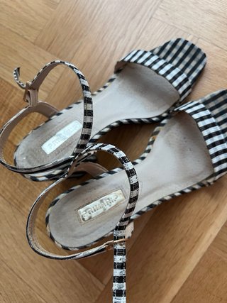 Sandalias de tacón con estampado de rayas