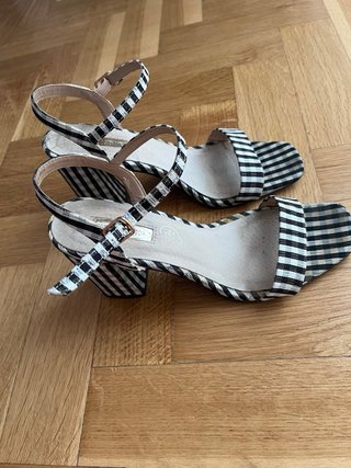 Sandalias de tacón con estampado de rayas