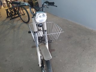Moped Derbi Blanco con Cesta