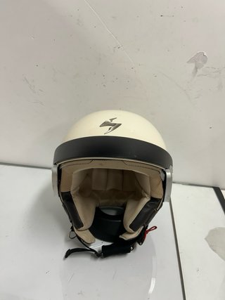 Casco Jet Scorpion EXO-100.