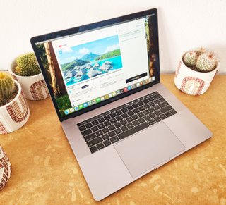 MACBOOK PRO 15'' 2018 i7 16GB 256GB SSD 4GB GPU
