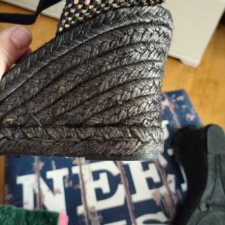 Sandalias cuña negras y doradas