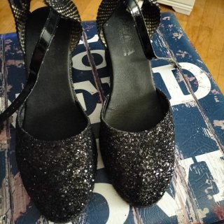 Sandalias cuña negras y doradas