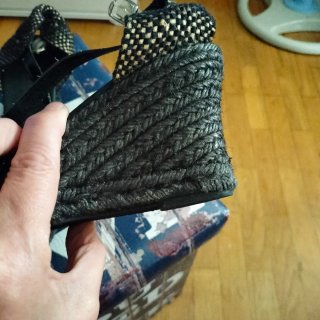 Sandalias cuña negras y doradas